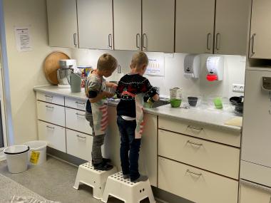 Børnene hjælper med at lave mad